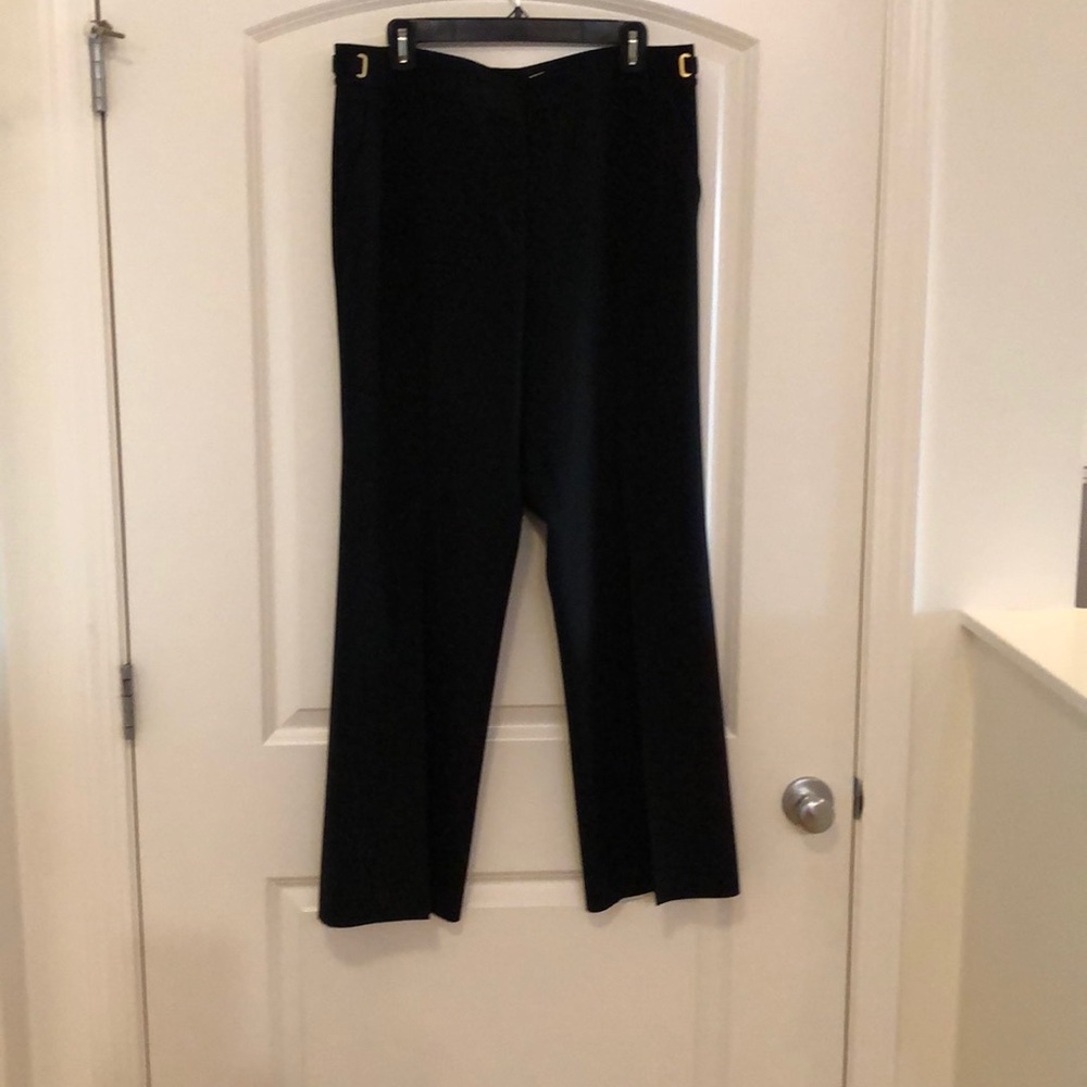 ST. JOHN women's black pants. Size 10.🌟